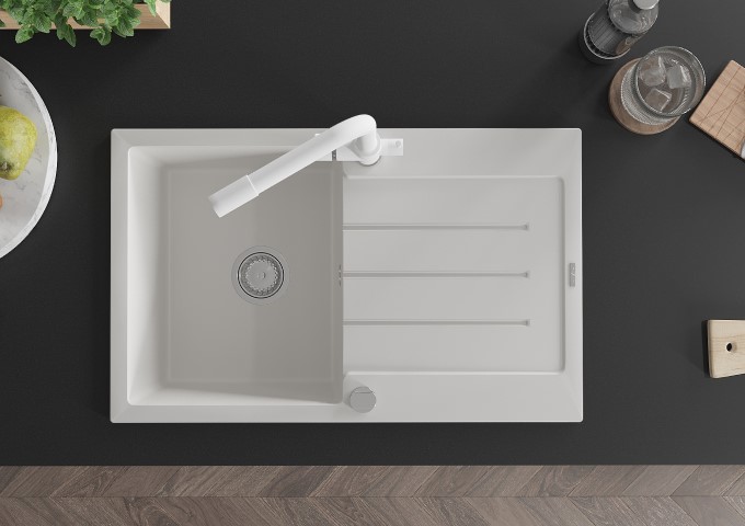 White Kitchen Faucets with Pull-Out Spout