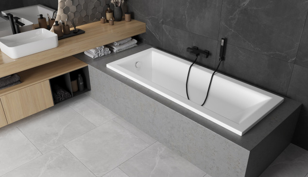 Bathroom in an industrial atmosphere with a rectangular bathtub