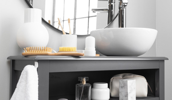 Does the bathroom need a set of accessories?