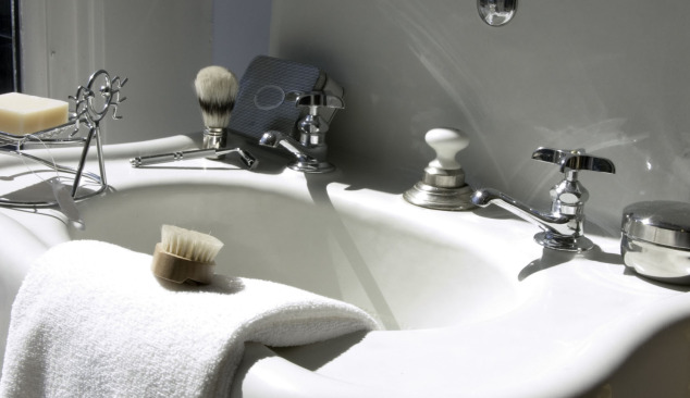 Pedestals - a decorative element in large and small bathrooms