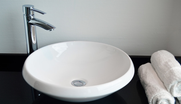 Wall-mounted basin tap and its features