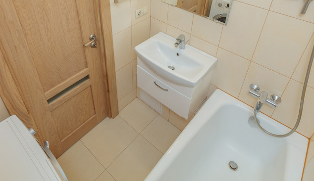 How to choose tiles for a small bathroom?