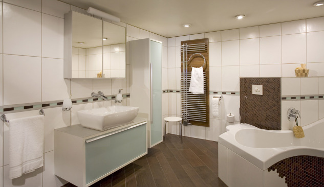 Size and Lighting of Mirrored Cabinet