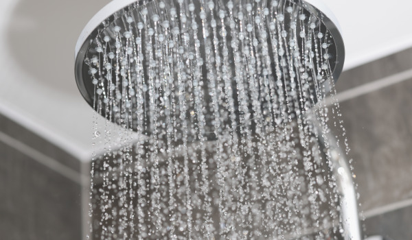 How to choose and install a surface-mounted shower system with a rain shower head?