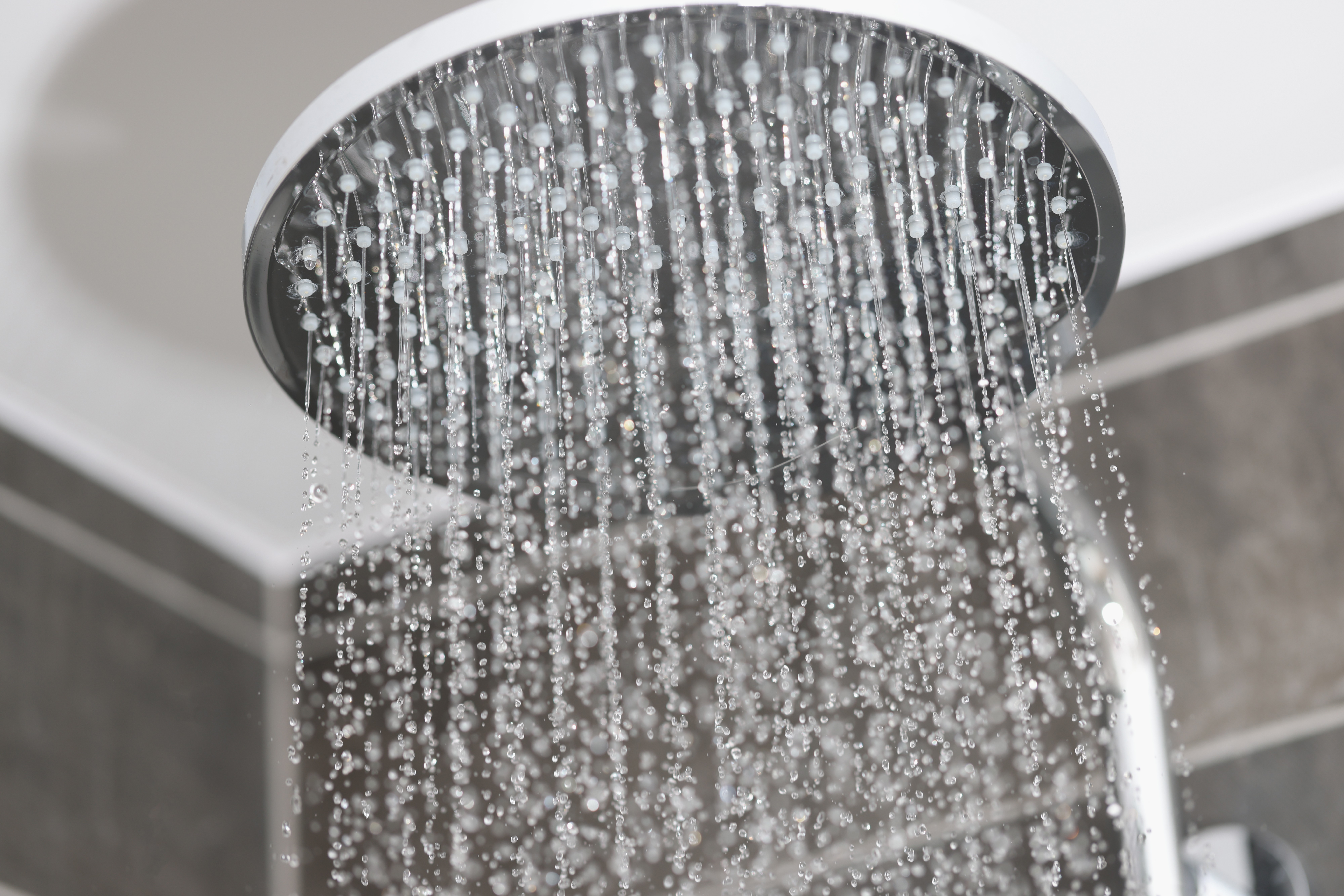 How to choose and install a surface-mounted shower system with a rain shower head?