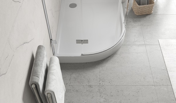 Asymmetric semicircular shower tray for the bathroom