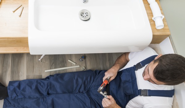 At what height should the waste for a sink be placed according to water and sewerage regulations?