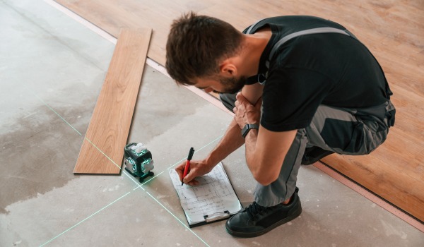 How to prepare the floor for panels?