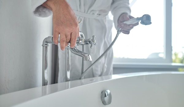 Which side is cold and which is hot water? A rule that's easy to forget when installing taps.
