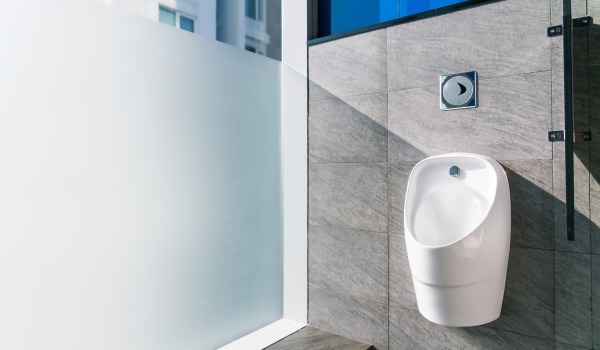 Urinal in the Home – Does it Make Sense? Benefits, Drawbacks, and When to Consider It