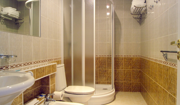 Convenient bidet handles