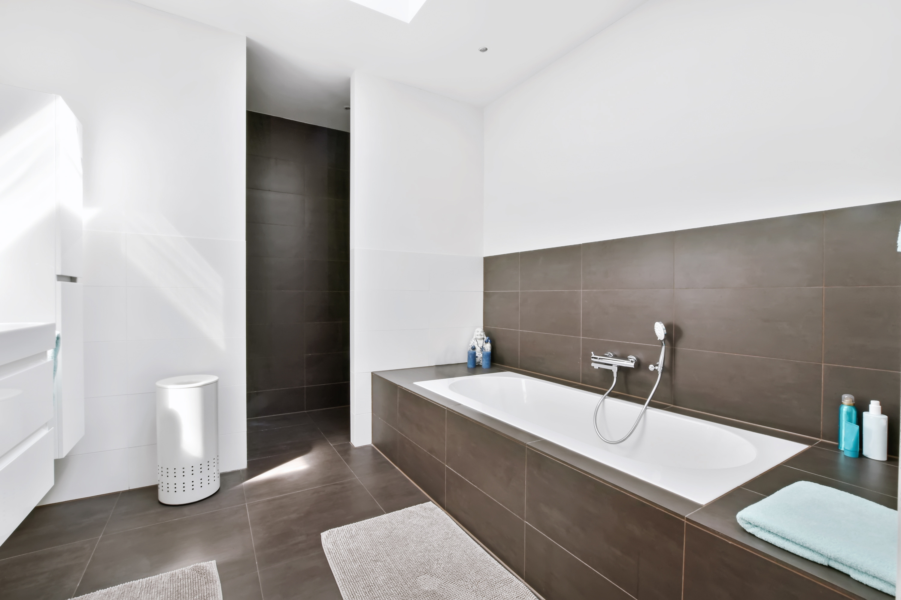 Rectangular Bathtub in a Small Bathroom