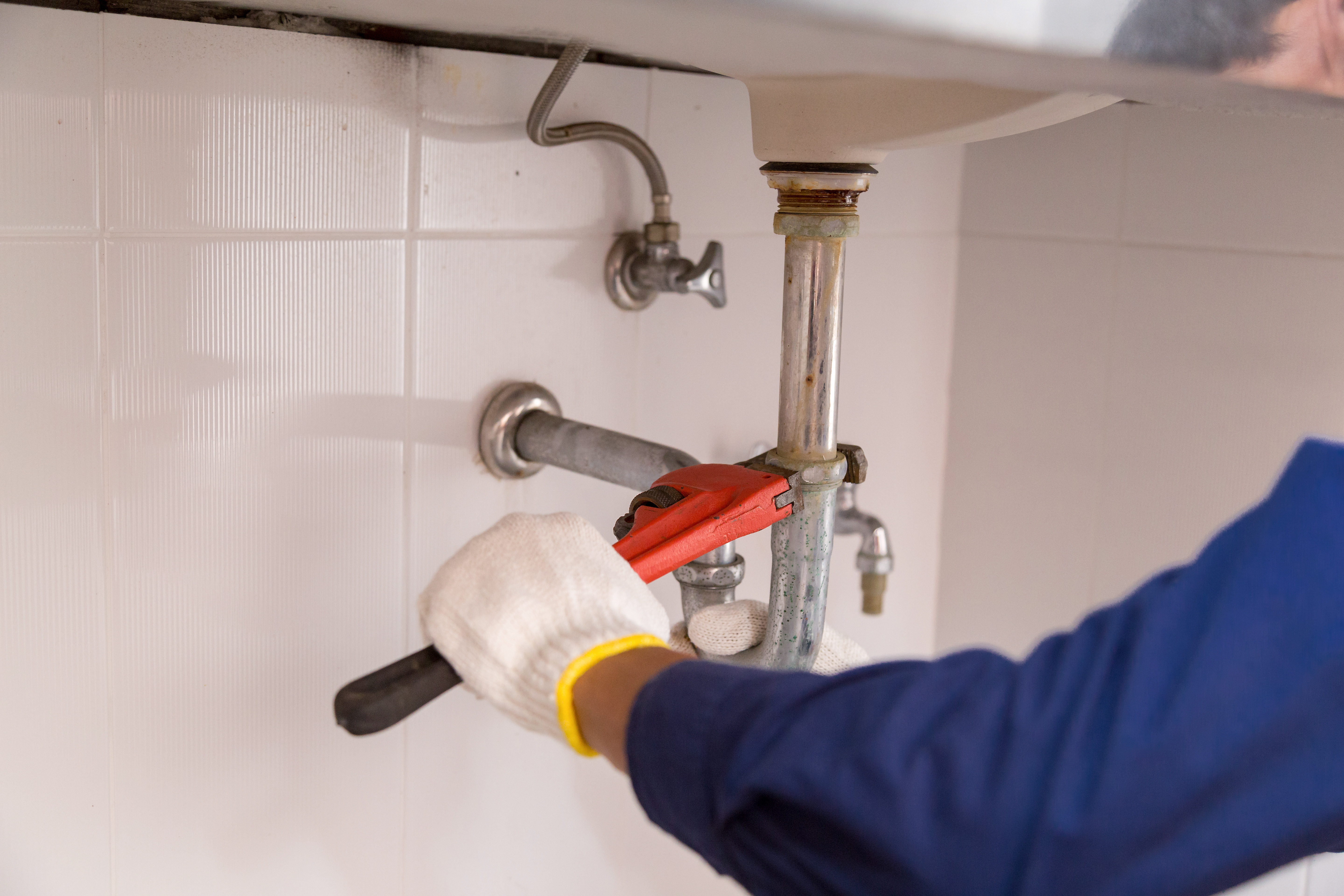 At what height should a sink be installed?