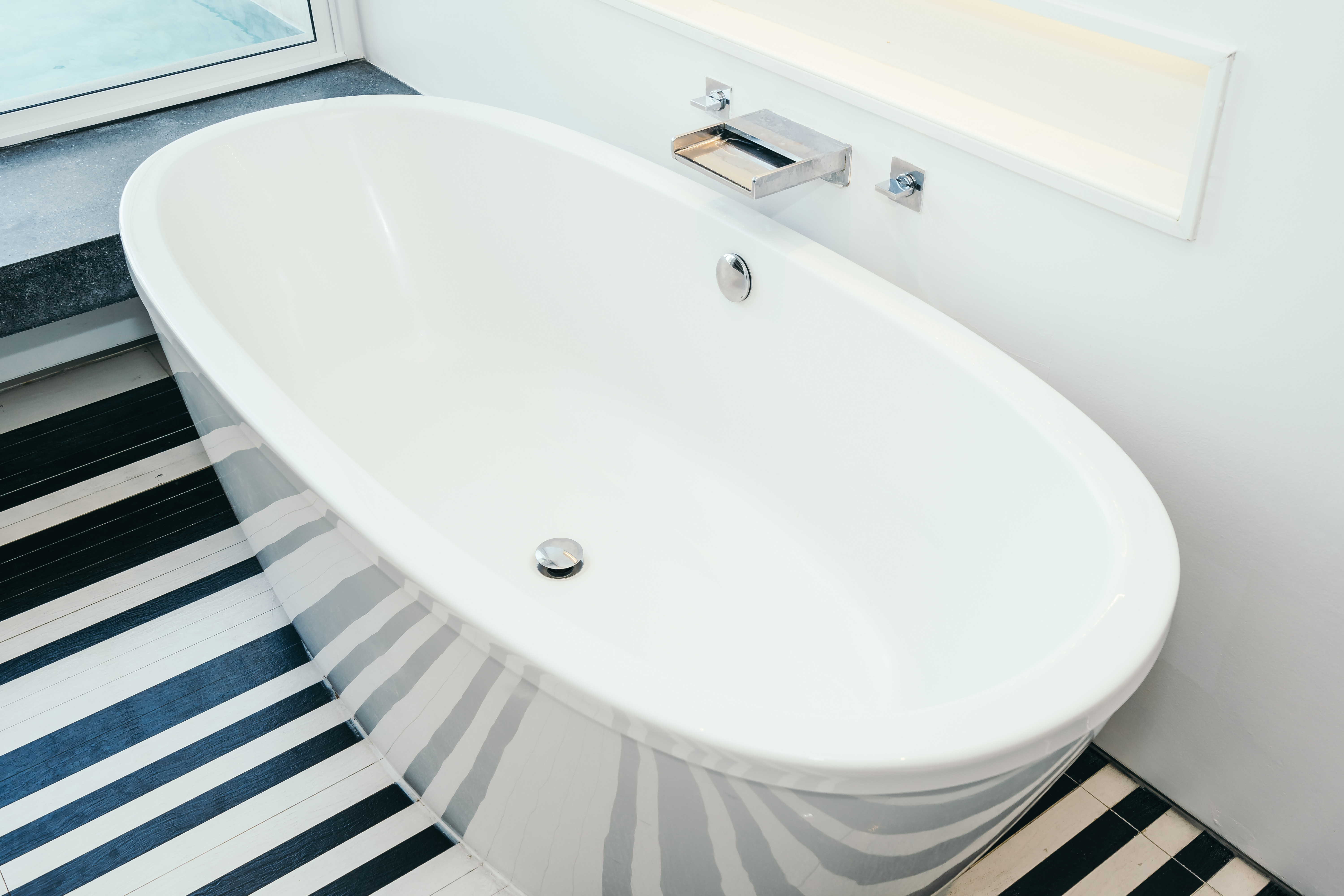 What is a bath screen used for?