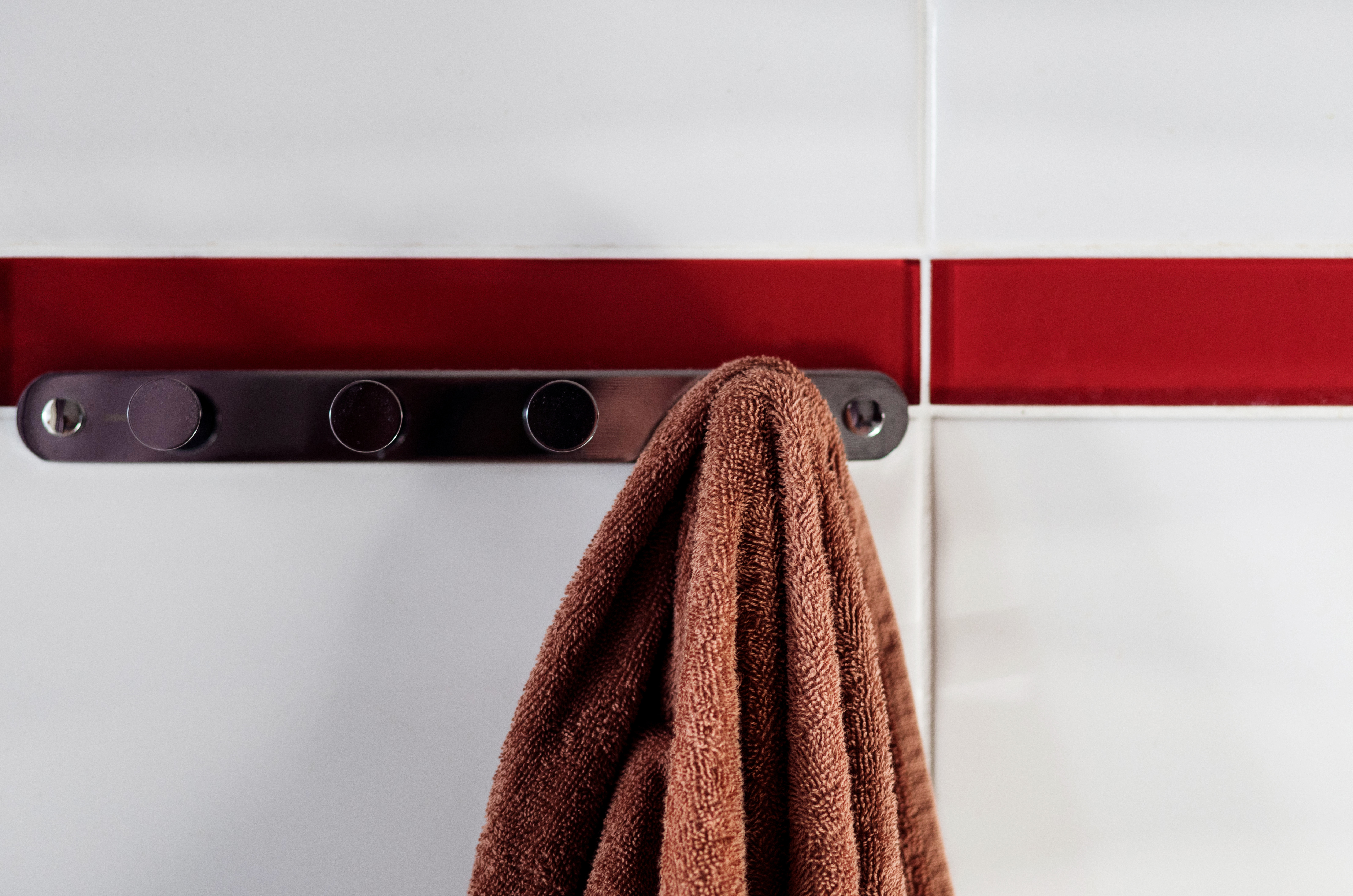 What shape of a bathroom hook to choose?