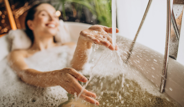 How to arrange a small bathroom with a bathtub?