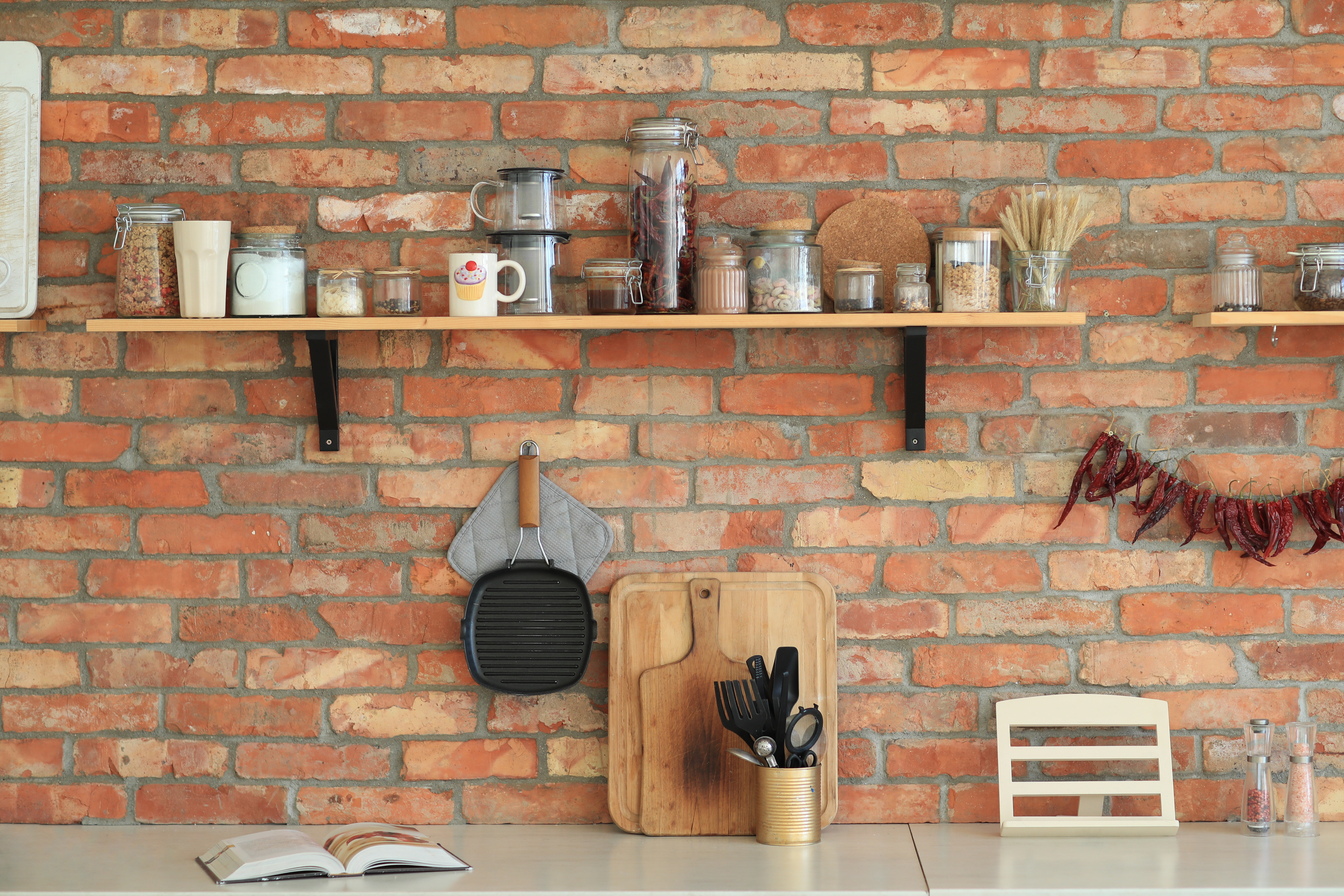 Kitchen Without Upper Cabinets: Interiors and Practicality of a Cabinet-Free Kitchen