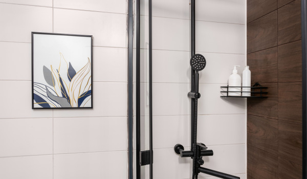 How high should the shower faucet be installed?