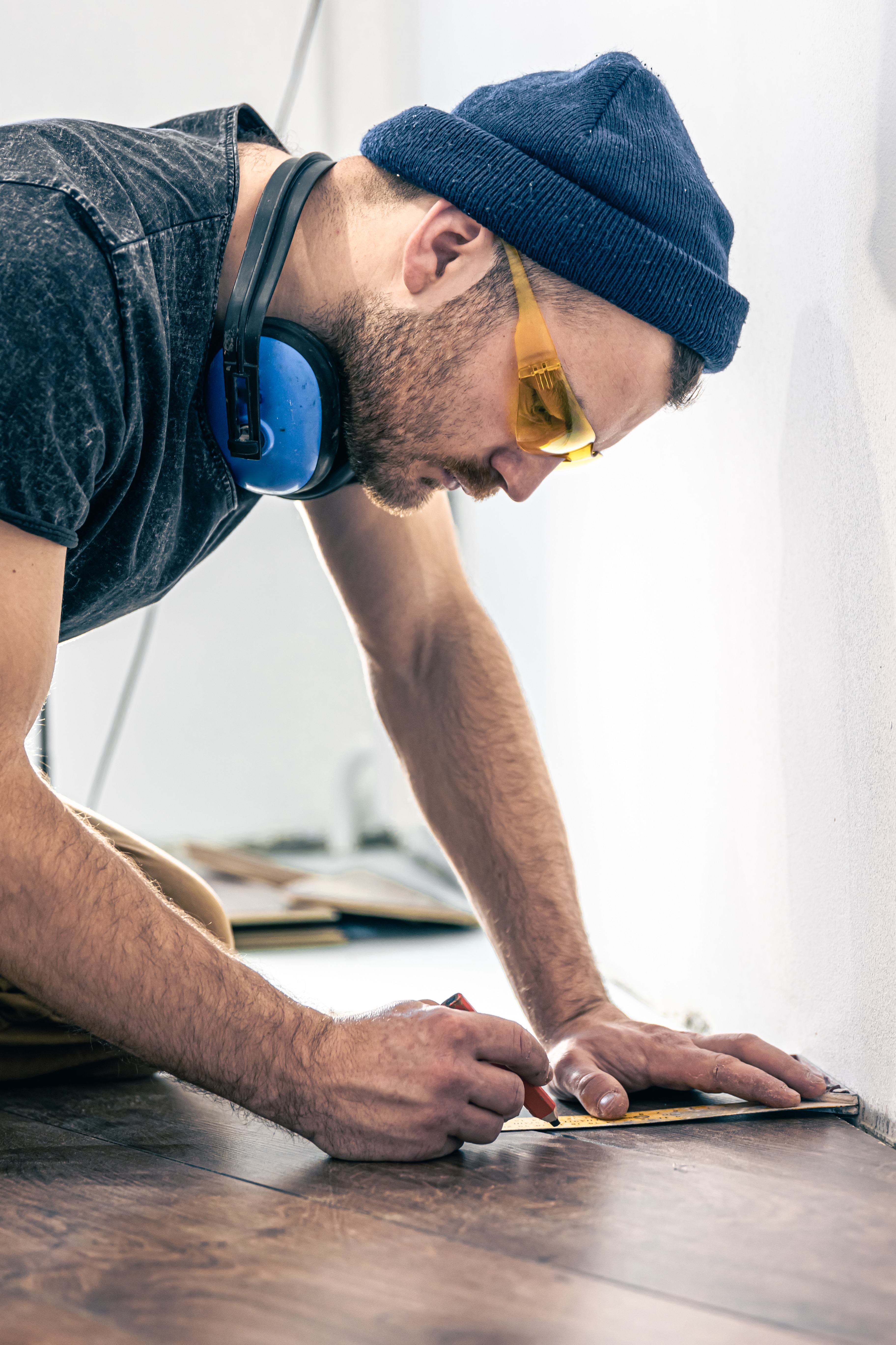 What to use to cut vinyl panels?