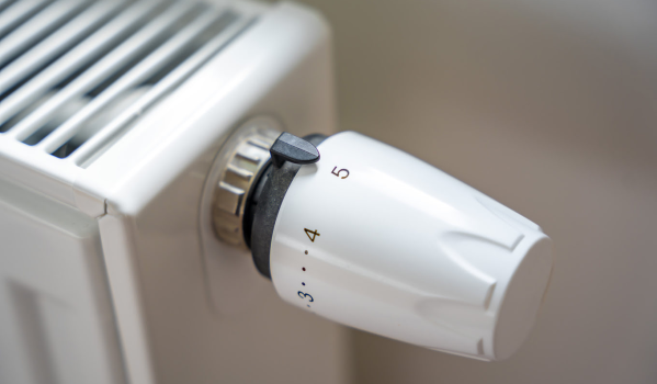 How does a thermostatic head work in a radiator?