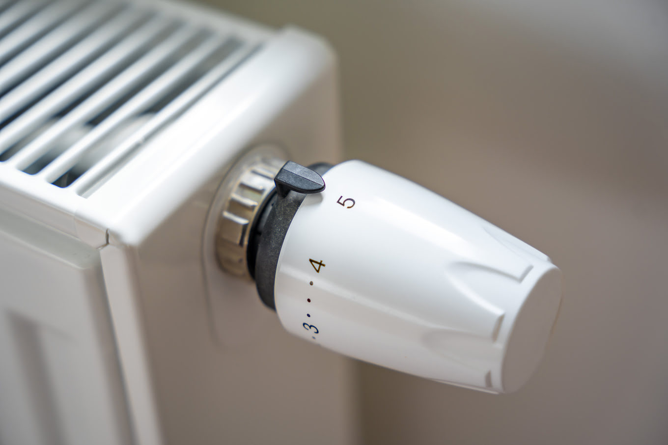 How does a thermostatic head work in a radiator?