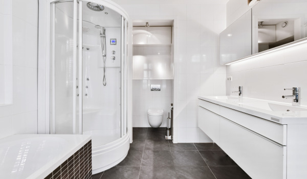 Shower cabins with or without a shower tray?