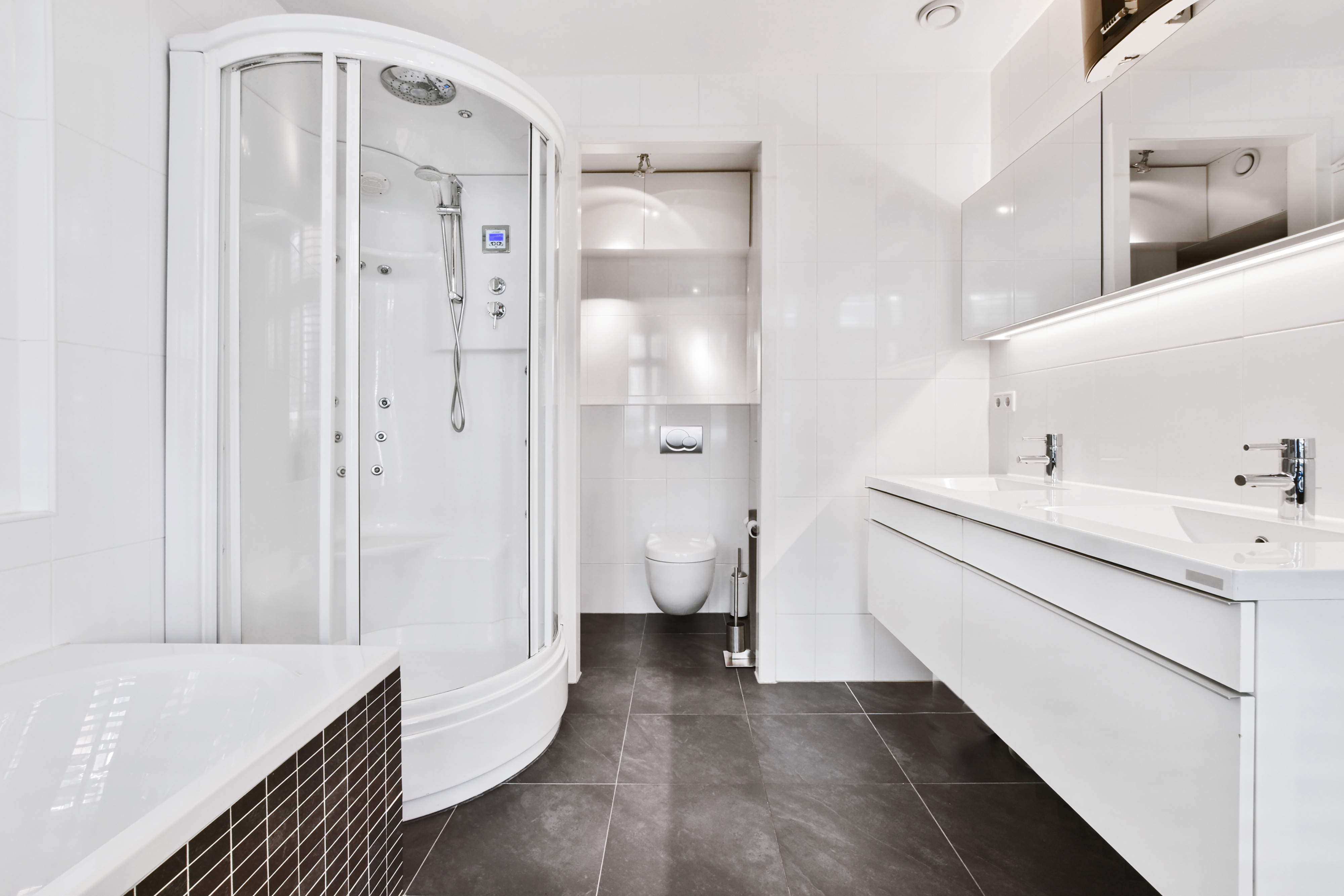 Shower cabins with or without a shower tray?