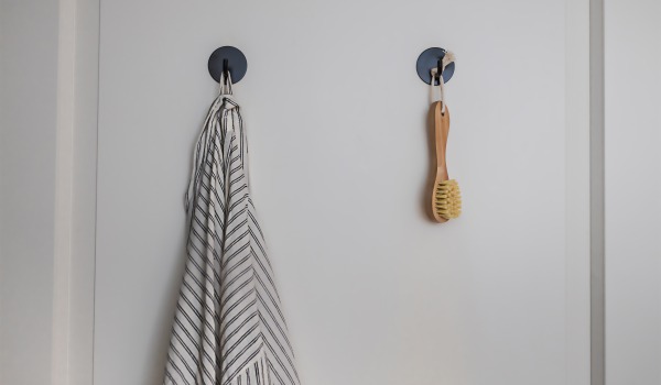 How to mount bathroom accessories with suction cups so they don't fall off?