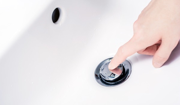 How does a click-clack plug work?