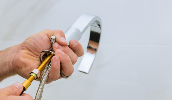 What thread is in a bathroom faucet?