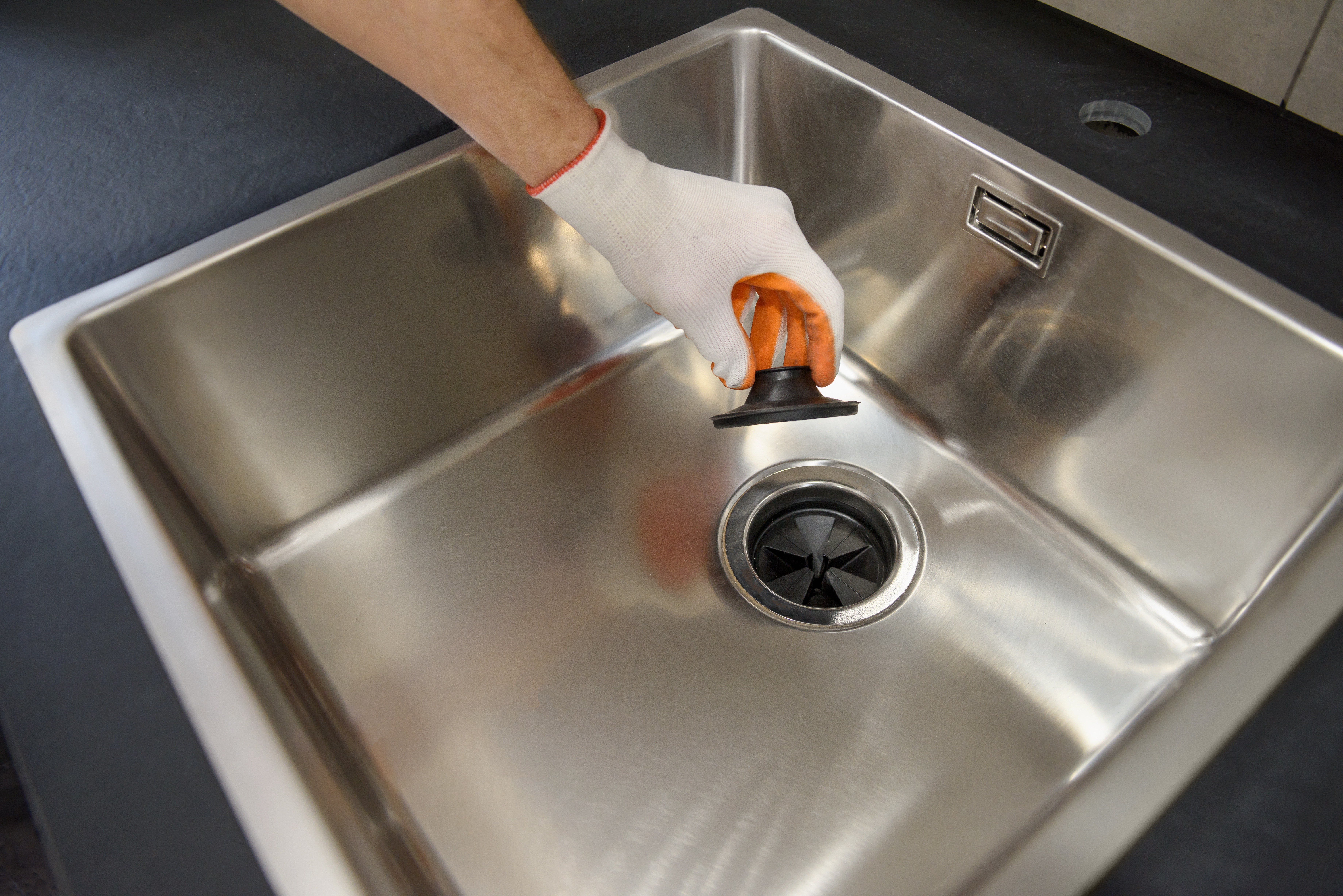How to install an automatic drain plug in a sink?