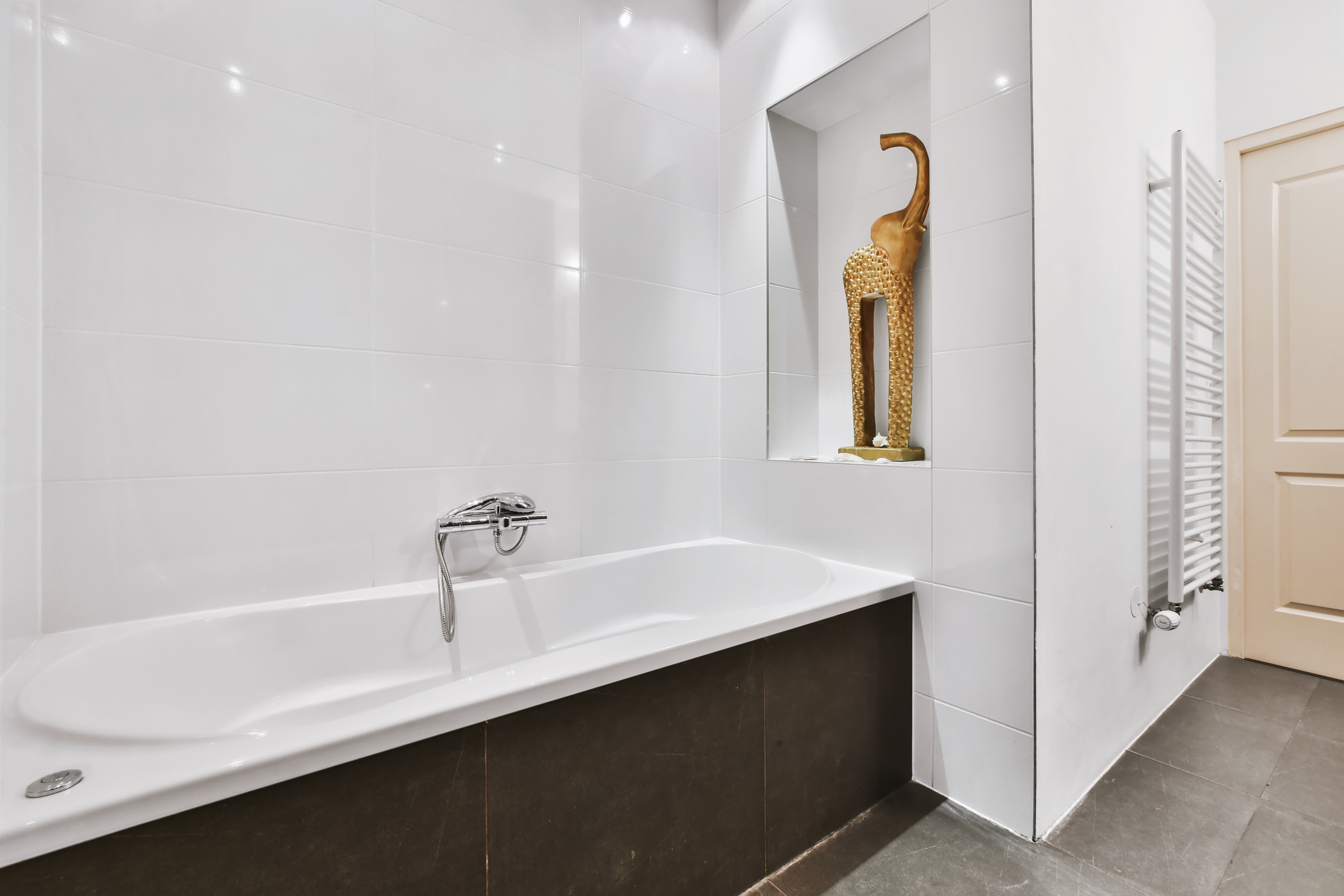 How to Encase a Rectangular Bathtub?