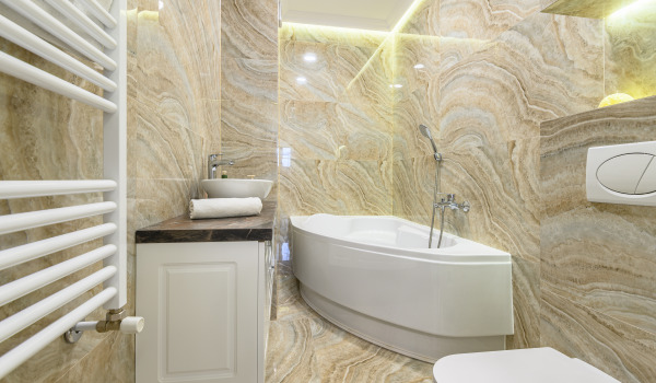 What type of enclosure should you choose for a corner bathtub?